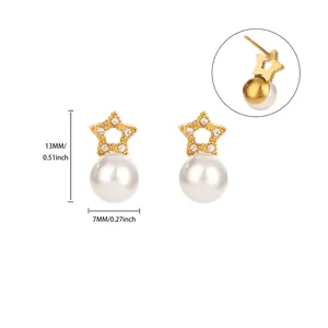 Vue détaillée des boucles d'oreilles étoile dorée avec dimensions et gros plan du dos