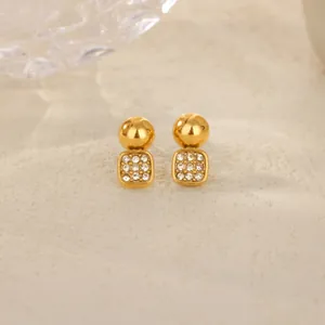 Boucles d'oreilles géométriques dorées avec zircons et perles de style minimaliste moderne