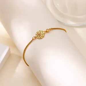 Détail du bracelet en chaîne maille miroir avec zircon rose et pendentif soleil