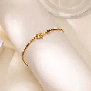 Vue détaillée d'un bracelet étoile doré avec pierre bleue sur un socle blanc élégant