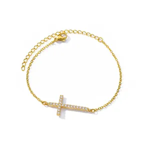 Elegante bracciale a catena dorata con pendente a croce e zirconi brillanti incastonati
