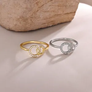 Anillos dobles entrelazados minimalistas con incrustaciones de circonita en oro y plata