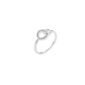 Detalle de anillos de plata entrelazados con banda pulida y pavé de circonitas cúbicas