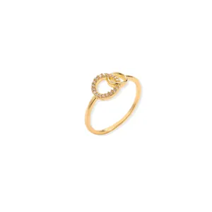 Detalle de anillos dorados entrelazados con circonitas y acabado de espejo pulido