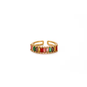 Luxe gouden open ring met rechthoekig geslepen kleurrijke zirkonia stenen in regenboogstijl