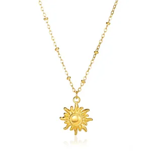 Collana con ciondolo a sole dorato e catena a sfere sottili su sfondo bianco