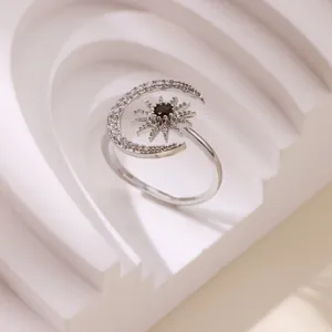 Lussuoso anello aperto in argento con design sole e luna e cristalli scintillanti
