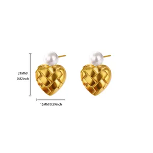 Détails des boucles d'oreilles cœur tressé doré avec perle blanche et dimensions