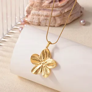 Elegante collana con ciondolo a fiore in acciaio al titanio placcato oro 18 carati