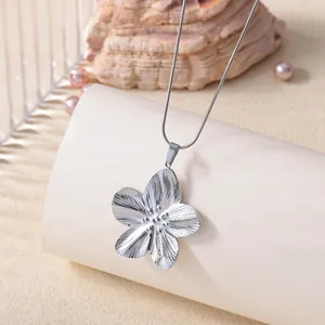 Elegante collana con ciondolo a fiore in acciaio inossidabile placcato argento 18K