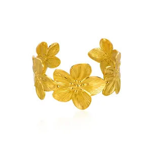 Dettaglio del bracciale a fiori placcato oro 18K con incisioni di petali in rilievo 3D