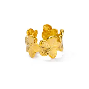 Dettaglio anello a fiore placcato oro 18K con trama radiale sui petali delicati