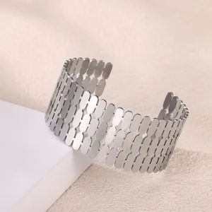 Brazalete abierto de acero inoxidable plateado con diseño geométrico hueco moderno