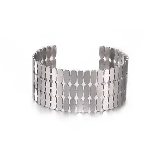 Brazalete ancho de acero inoxidable con diseño geométrico hueco y acabado pulido plata