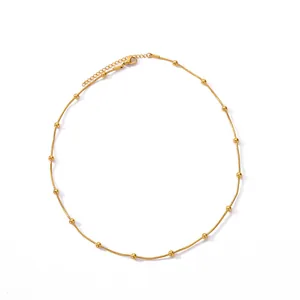 Détail de la chaîne serpent plaquée or 18 carats avec billes polies et fermoir mousqueton