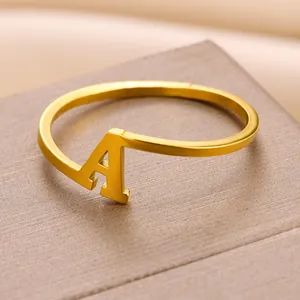 Macro-opname van verstelbare gouden roestvrijstalen ring met een 3D-letter A ontwerp