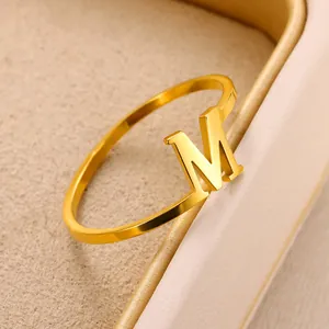 Minimalistische goudvergulde roestvrijstalen ring met een gepolijste 3D-letter M design