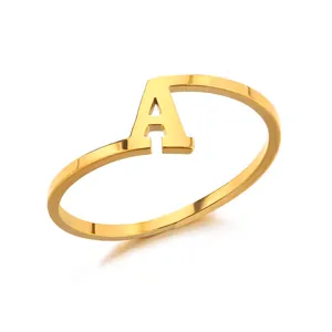 Elegante gouden roestvrijstalen open ring met een minimalistisch 3D-letter A-ontwerp