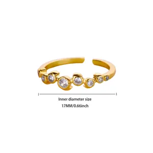 Dettaglio dell'anello dorato con zirconi incastonati a bolla e diametro interno di 17 mm