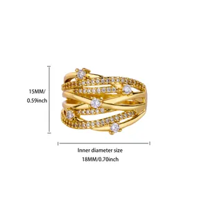 Dettaglio dell'anello dorato multistrato con dimensioni e micropavé di zirconi cubici