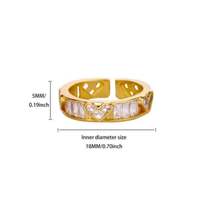 Dettaglio anello dorato da 18mm con larghezza 5mm e zircone cubico a forma di cuore