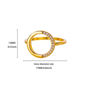 Dettaglio delle dimensioni dell'anello 13mm e diametro interno 17mm con zirconi oro