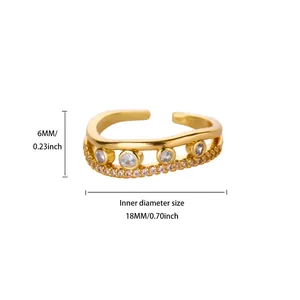 Dettaglio di un anello a onde dorato con intarsio in zirconia e fascia larga 6mm