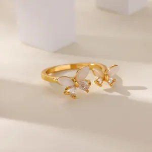 Dettaglio dell'anello in rame dorato con farfalla in zircone e intarsio in occhio di gatto