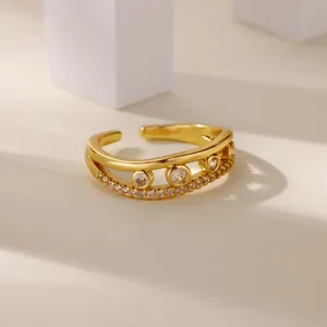 Dettaglio macro di un anello a doppio strato placcato oro 18 carati con zirconi brillanti