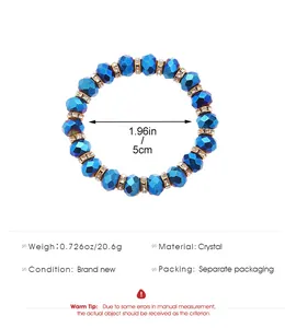 Detailweergave van handgemaakte kralenarmband met blauwe kristallen en gouden ringen