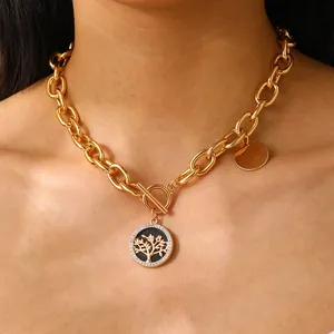 Dettaglio collana dorata con ciondolo Albero della Vita, strass e chiusura a levetta OT