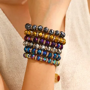 Detailopname van een veelkleurige zesdelige boho kralenarmbandset met fonkelende facetkralen