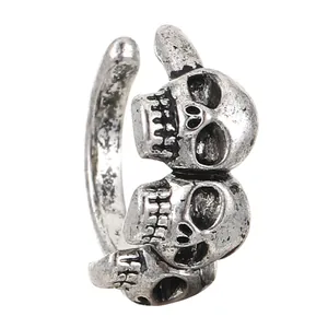 Vista de detalle de un anillo gótico plateado con tres calaveras de estilo vintage