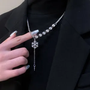 Collar de copo de nieve plateado con circonitas y cadena asimétrica en modelo elegante