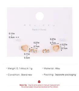 Detalle de set de pendientes con lazos de diamantes, corazones de ópalo y perlas finas