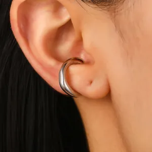 Ear cuff plateado pulido en forma de C para orejas sin perforación en modelo