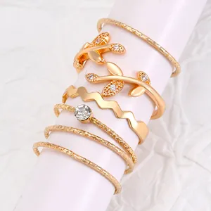 Details des böhmischen Goldring-Sets mit Kristallakzenten und texturierten Bändern