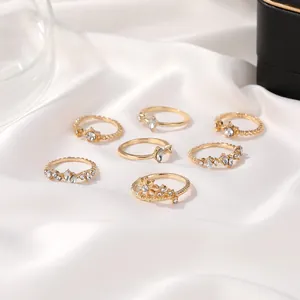 7-teiliges Set goldener Fingerringe mit Sterndesign und weißen Schmucksteinen