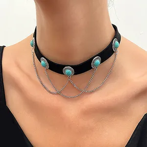 Detail eines Bohemian Samt-Chokers mit Türkisen und gestuften silbernen Metallketten
