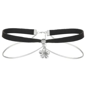 Schwarzes Samt-Kropfband für Damen mit silbernem Blumenanhänger und feinen Metallketten