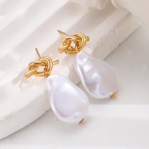 Eleganti orecchini a nodo dorato con grandi perle barocche bianche stile vintage
