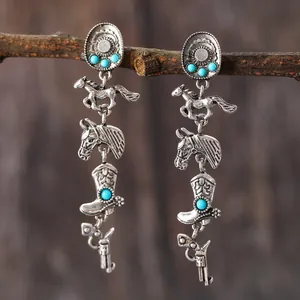 Vintage western cowboy oorbellen met turquoise kralen, paard, laars en pistoolhangers