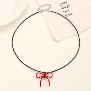 Collar minimalista de cordón de cuero negro con colgante de lazo rojo brillante y cierre
