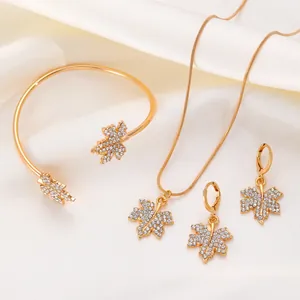 Goldenes Ahornblatt Schmuckset mit glitzernden Strasssteinen, inklusive Kette und Armband