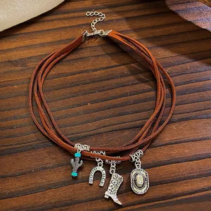 Detail van western ketting met turquoise cactus, gelukshoefijzer en laarsjes hangers