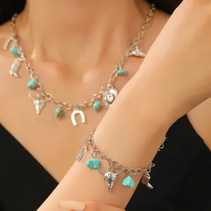 Détail de collier et bracelet style western avec perles turquoise et breloques de crâne