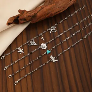 Parure bijoux bohème vintage argentée avec tête de buffle et turquoise sur bois