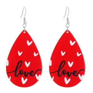 Boucles d'oreilles goutte rouges avec cœurs roses et lettrage love élégants