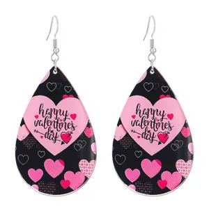 Détail de boucles d'oreilles en acrylique avec cœurs et texte Happy Valentine's Day