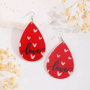 Boucles d'oreilles goutte rouges en acrylique avec cœurs blancs et texte Love pour fête
